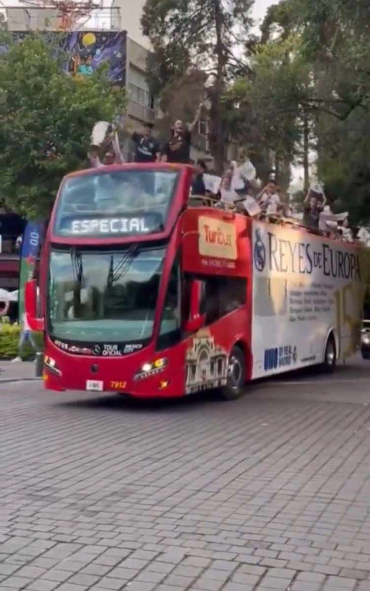 MadridXtra's tweet photo. 🤍 To celebrate Real Madrid’s Champions League title, supporters from Mexico rented a bus and had an open parade in Mexico City. https://t.co/USdv1lAMGZ