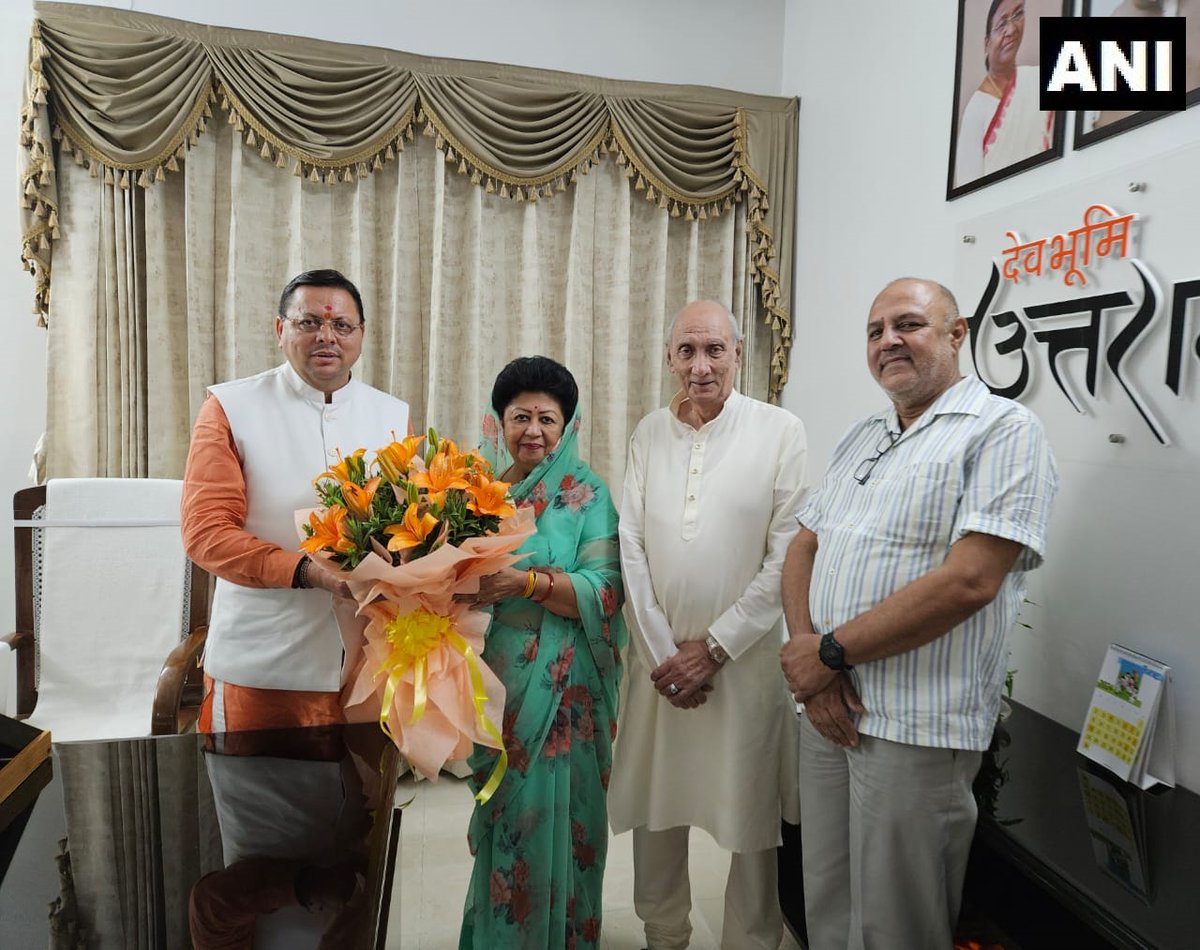 Uttarakhand | Tehri Garhwal MP Mala Rajyalakshmi Shah met Chief Minister Pushkar Singh Dhami at the Chief Minister's official residence. During this, the Chief Minister congratulated and wished her on landslide victory in the national elections.