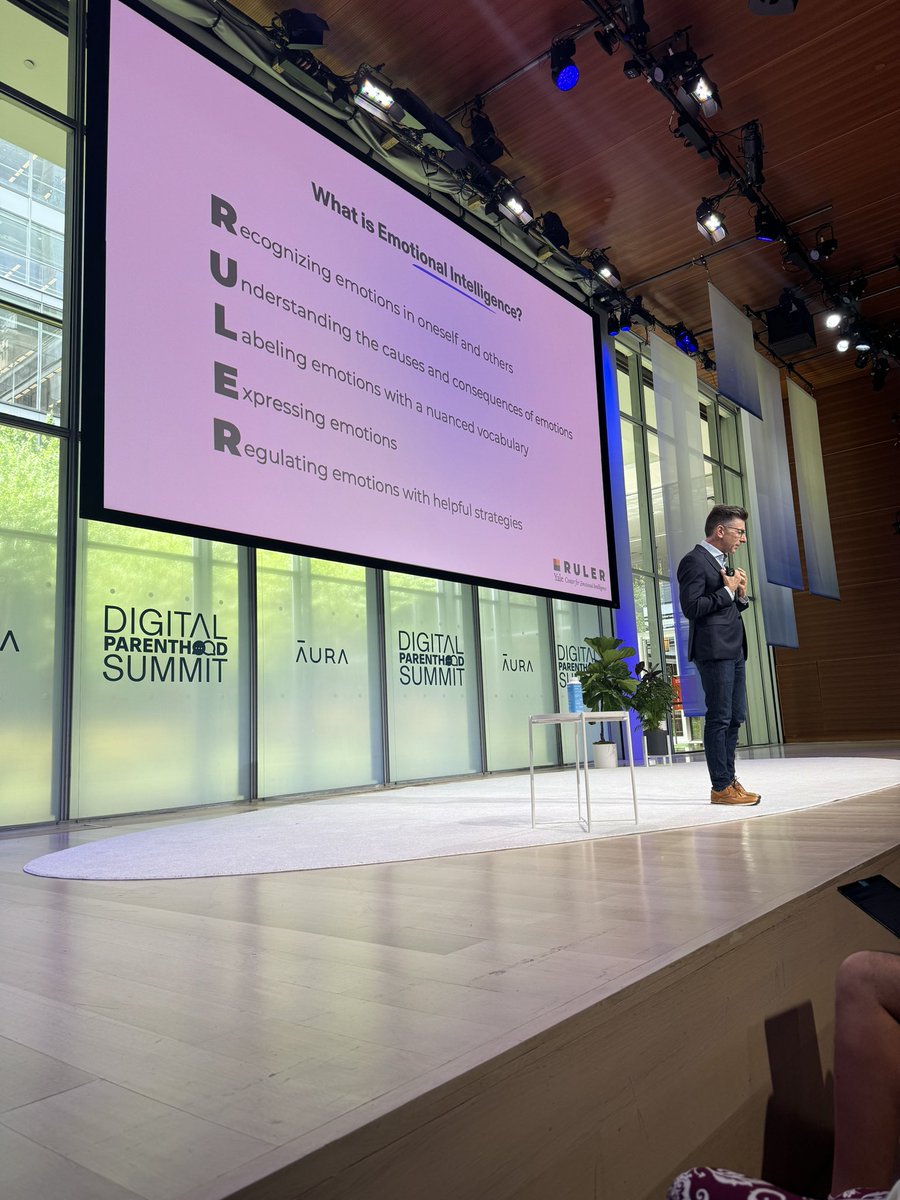 pascaledsmall's tweet photo. “How many of you want to be in a relationship with an emotionally dysregulated person?” 😅🥴 Dr. @marcbrackett is hilarious and had us all in our feelings. ¡Gracias! #DigitalParenthood #ConnectedGeneration @Aura_Protects @YaleCSC https://t.co/FsU7GZK9IE