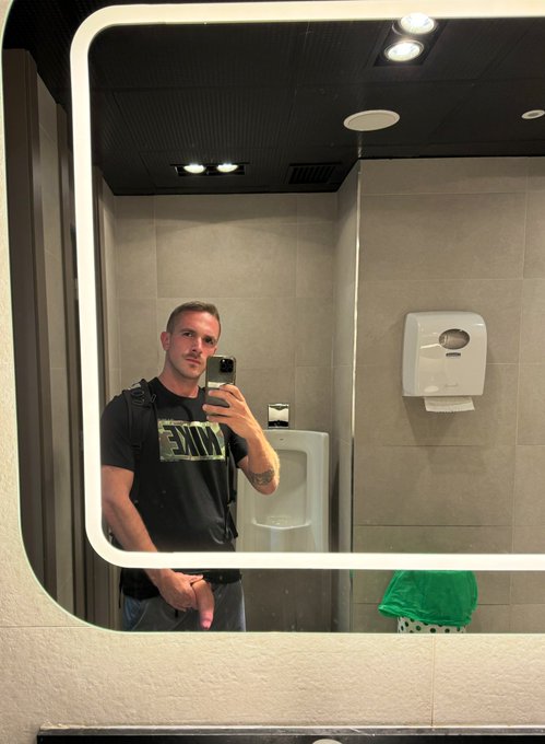 Watch Apolo Adrii's leaked NSFW photo on TwXstars