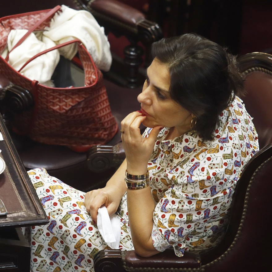 AAAJ00068631's tweet photo. #Pesetera
🔥 Javier Milei le daría una embajada a la senadora neuquina Lucila Crexell a cambio del voto a la #LeyBases...🤬
#NoALaLeyBases
#MileiEsHambre
#NoALasPrivatizaciones
https://t.co/eQIh3RMJM0 https://t.co/cspHD2EqfD