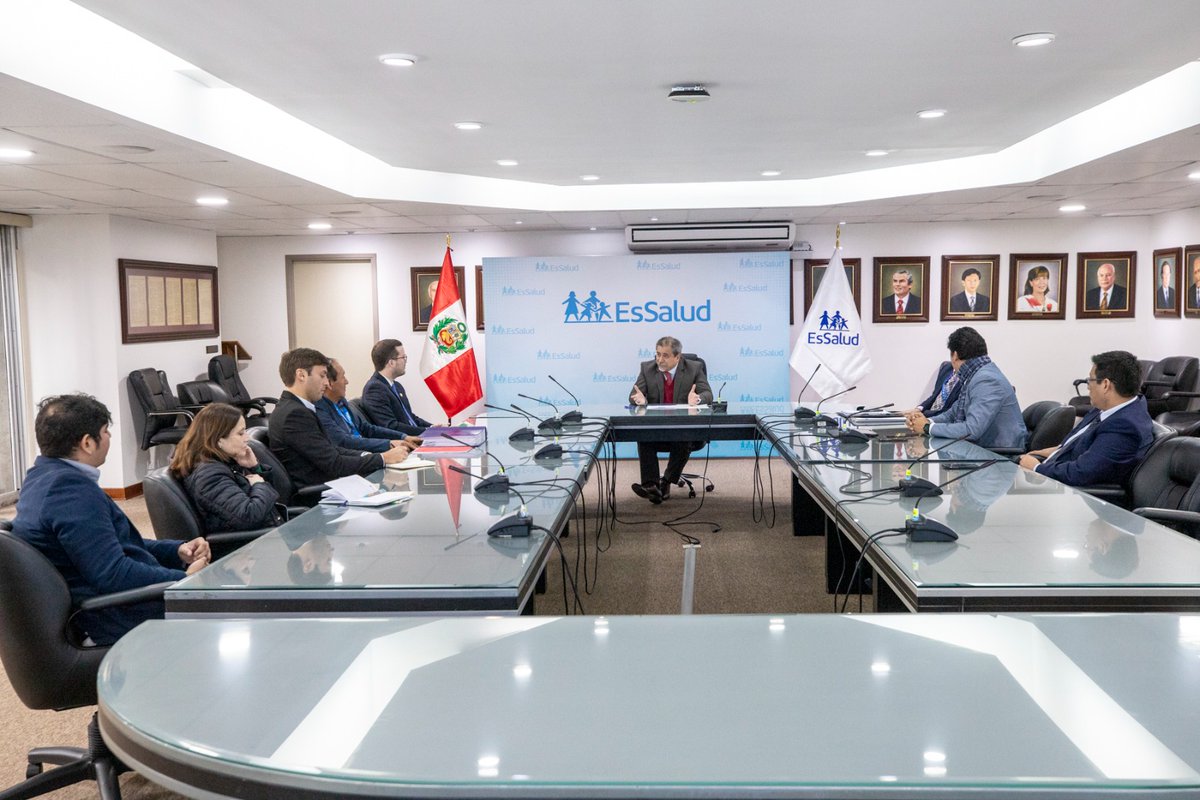 EsSaludPeru's tweet photo. El gerente general de #EsSalud, Roland Iparraguirre, sostuvo una reunión de trabajo con el congresista @AlejandroCavero y el alcalde distrital de #Acobamba, Francisco Vicuña, para la futura construcción de un hospital en un terreno de diez mil metros cuadrados donado por el municipio.