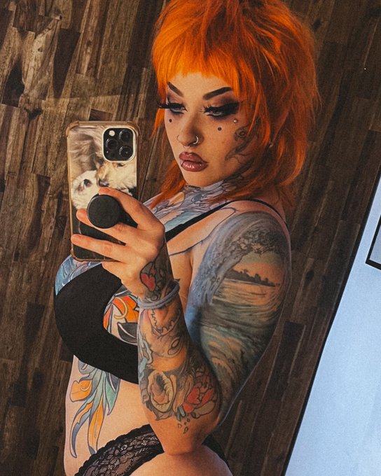 Should we do naughty things together? ;)   https://t.co/DWFHhlAtwb https://t.co/zgt6IZrdQA