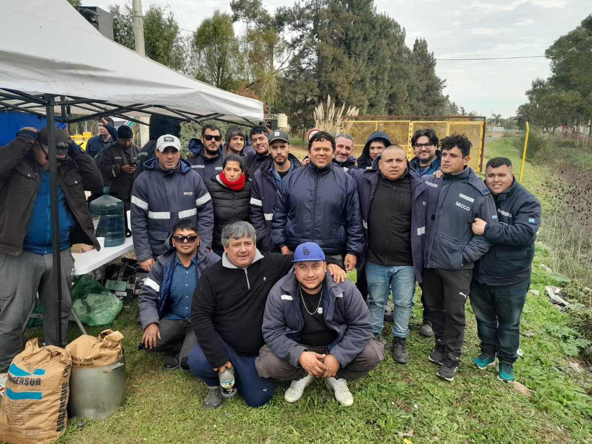 jgtevez's tweet photo. Toda la Solidaridad y fuerza a los trabajadores de Secco en el bloqueo de la planta del CEAMSE de San Martín, exigiendo la reincorporación ya de los 7  trabajadores despedidos! https://t.co/uXIQMw3TUU