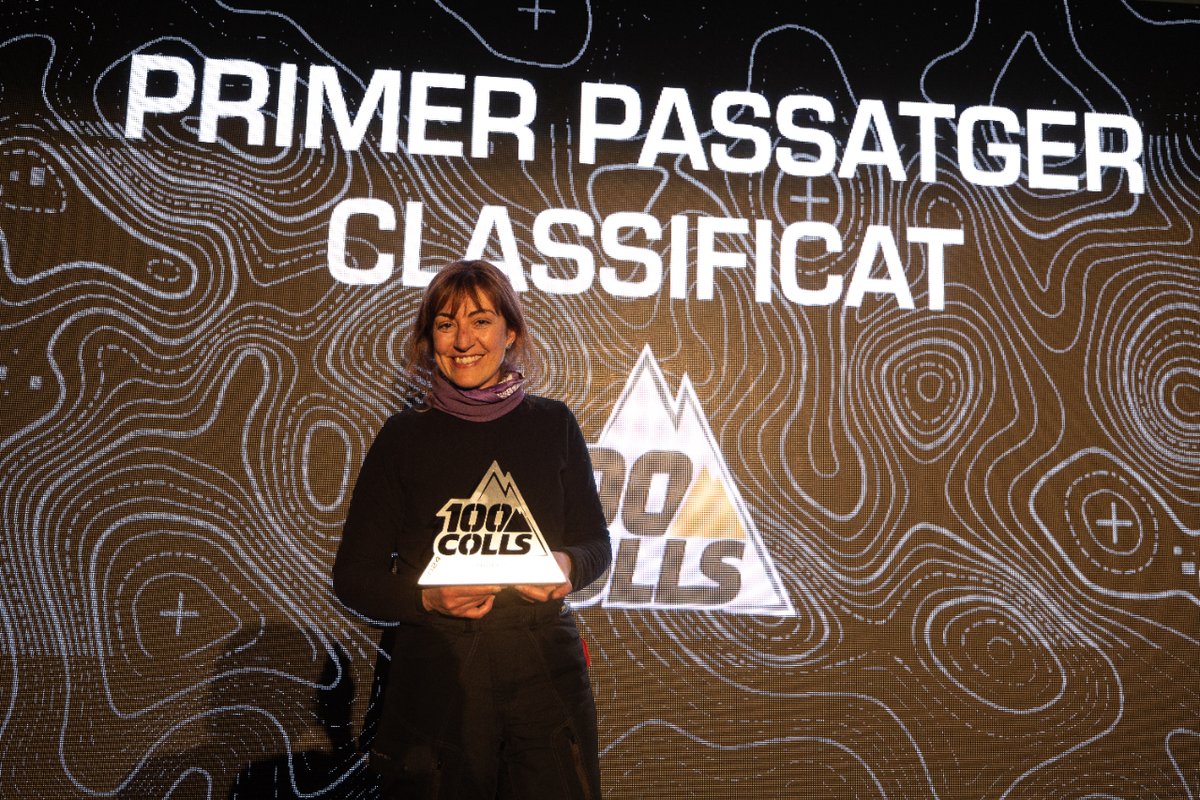 100Colls's tweet photo. 🏍️🏆 El Trofeu al Primer Passatger Classificat va ser per la Mar Casals que va aguantar valerosament pluja, fred i molts quilòmetres.
Amb aquest trofeu, #100colls vol reconèixer el mèrit d'anar al darrere d'una moto en un repte d'aquestes característiques. Enhorabona, Mar! 👏🔥 https://t.co/Wo2SOUUY7V