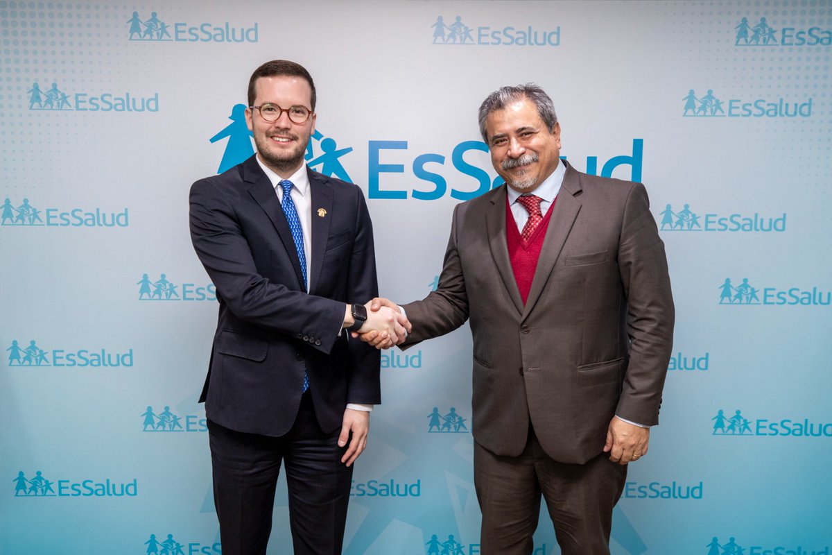 EsSaludPeru's tweet photo. El gerente general de #EsSalud, Roland Iparraguirre, sostuvo una reunión de trabajo con el congresista @AlejandroCavero y el alcalde distrital de #Acobamba, Francisco Vicuña, para la futura construcción de un hospital en un terreno de diez mil metros cuadrados donado por el municipio.
