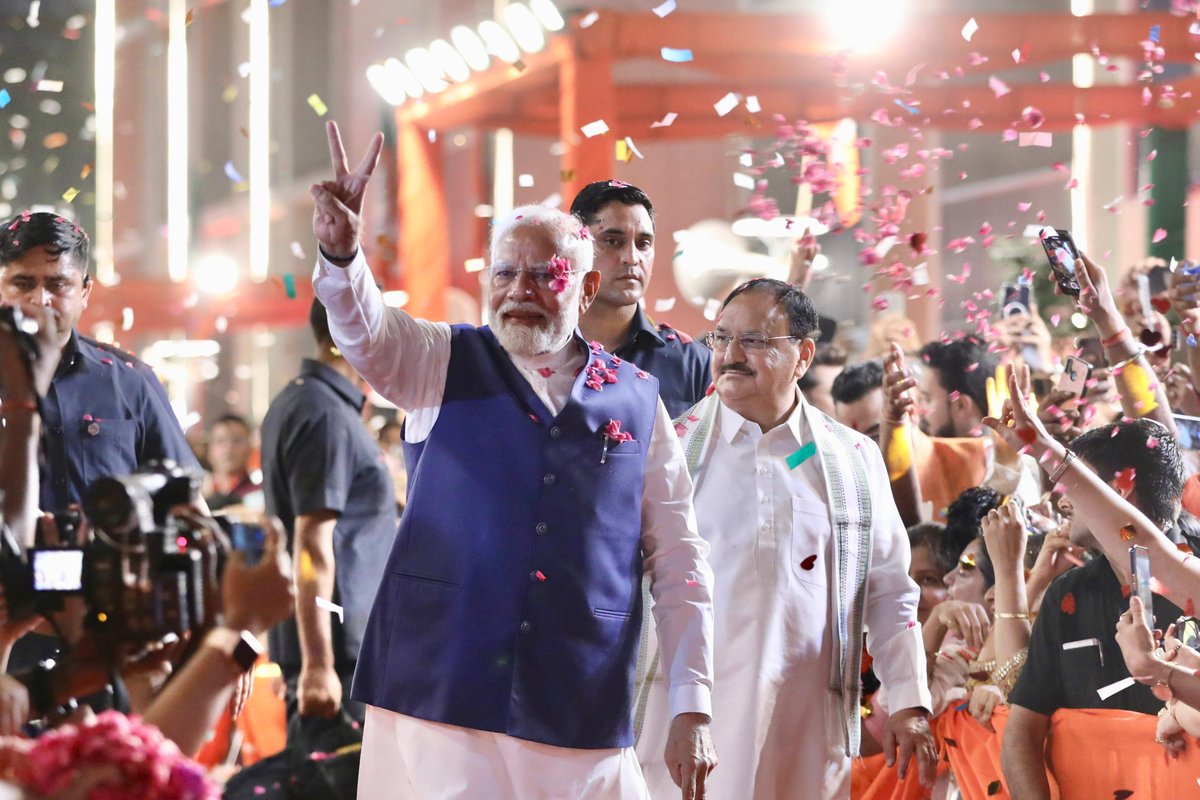 AmitShah's tweet photo. लोकसभा चुनाव में NDA गठबंधन को मिली जीत के बाद प्रधानमंत्री श्री @narendramodi जी का उद्बोधन भाजपा के करोड़ों कार्यकर्ताओं को एक नई दिशा एवं मार्गदर्शन देने वाला है। 

मोदी जी के नेतृत्व में तीसरी बार बनने जा रही NDA सरकार देश के विकास को एक नई ऊँचाई पर ले जाएगी। https://t.co/qj5LiTM1ai