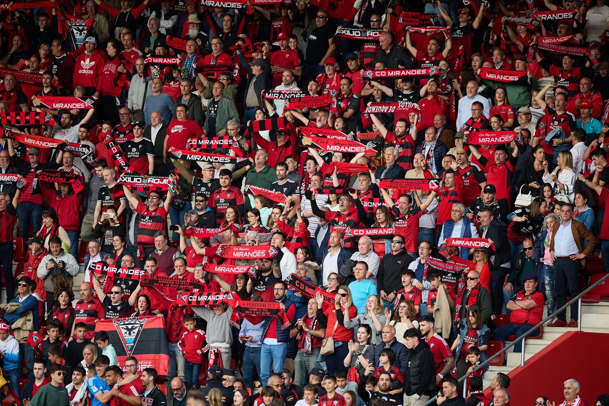 Un día especial que jamás olvidaré.
Se sufrió, se compitió, se disfrutó, se vivió de la mejor y peor manera pero al final SE CONSIGUIÓ con el esfuerzo de todos!! 
Orgulloso de que Mirandés sea de segunda un año más🖤❤️