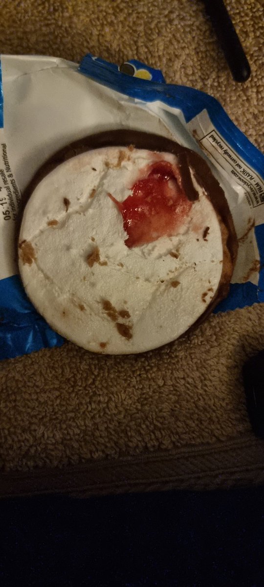 Edcase081's tweet photo. @BurtonsBiscuits not very jammy. Very disappointed with these. Looks like you have given up your own brand. What a shame. https://t.co/8fsBRrKbFP