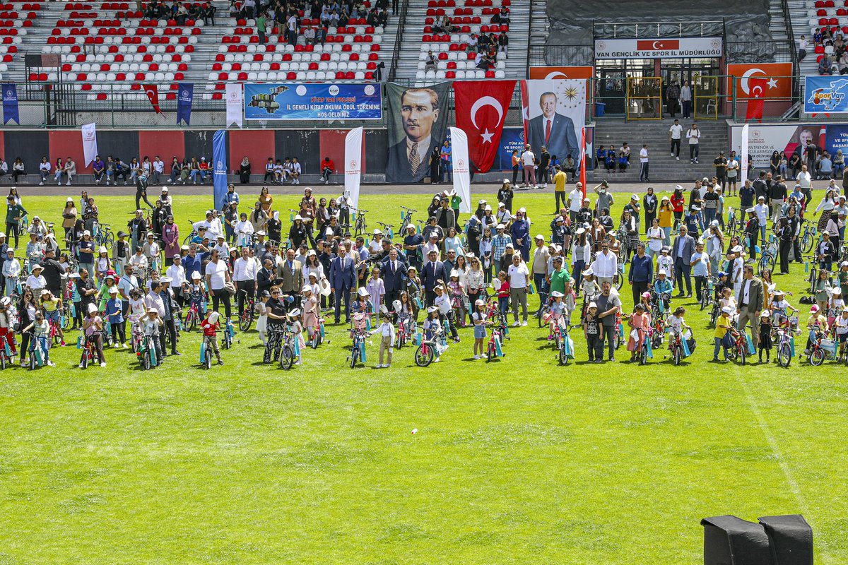 KitapVanEdremit's tweet photo. Valimiz Sn. Ozan Balcı, yıl boyunca Kitap Van Projesi kapsamında düzenlenen yarışmalarda en çok kitap okuyarak dereceye giren öğrencileri ödüllendirdi. Dereceye giren öğrencilerimizi, öğretmenlerimizi ve velilerimizi tebrik ediyoruz. @tcvanvaliligi @VanilMem @Edremit_MEM https://t.co/EGVeOE5qym