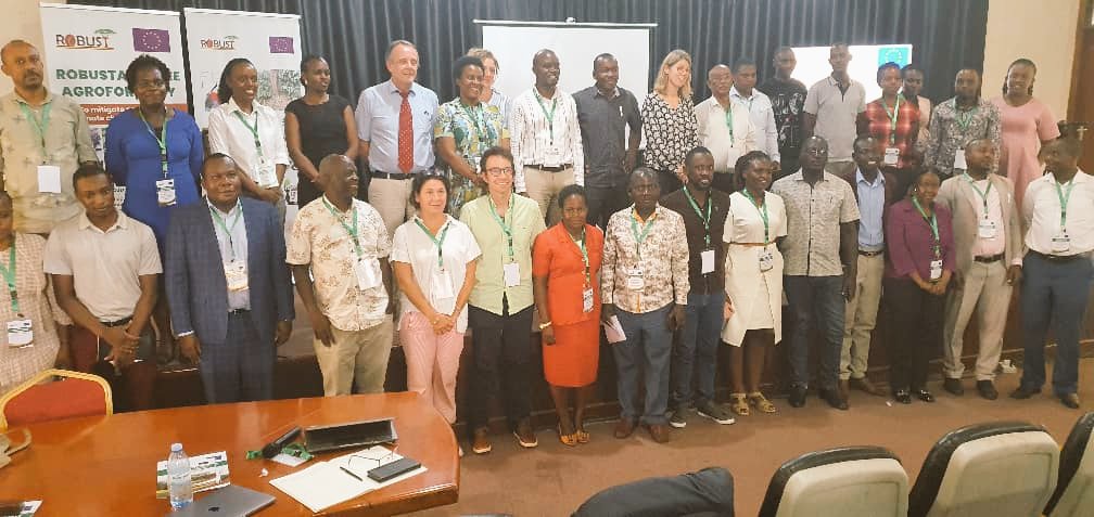 ROBUST_DeSIRA's tweet photo. [#RobustLife] 👥 Today was the 3rd semi-annual review meeting of the project with PhD students👨🏿‍🔬👩🏿‍🔬🇺🇬 communicating on their progress with fruitful discussion 🙏🏻 @narouganda @NaCORIUganda @NAFORRI_UG @MakerereNews @Cirad https://t.co/LiCQIMGsja