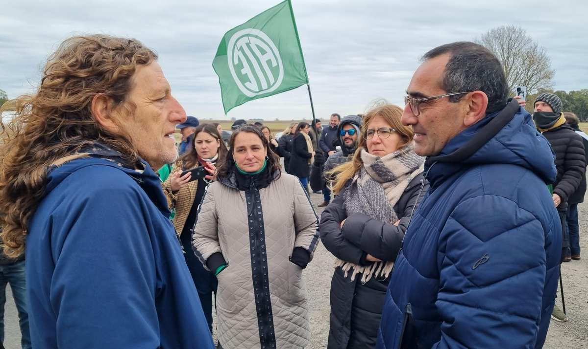 LoreMandagaran's tweet photo. Hoy estuve en el acto en defensa de #Fanazul.
La paralización de la producción y el ofrecimiento de retiros voluntarios y jubilaciones anticipadas, nos pone en alerta y movilización.
En ese marco, acompaño todas las acciones que se realicen por la fábrica y sus trabajadores. https://t.co/oEYWRs6rFp