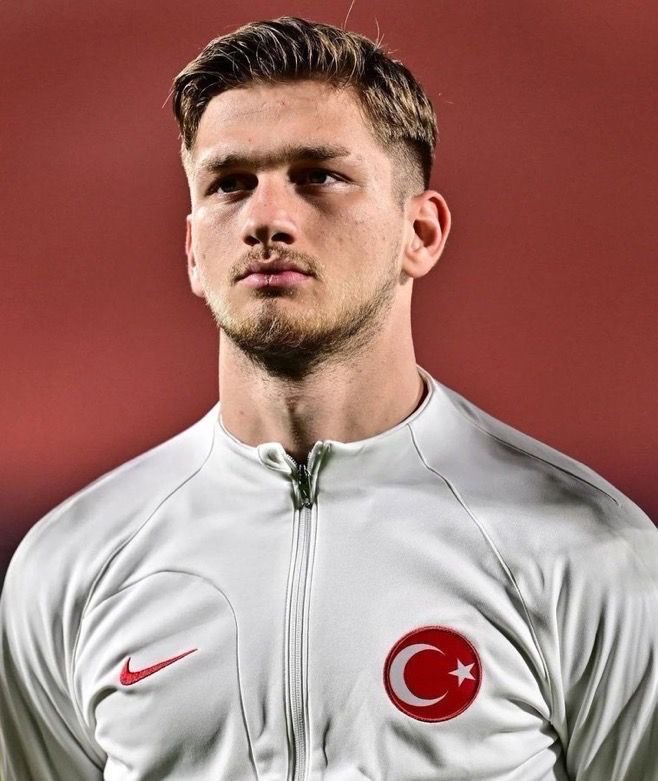 nocontextjk's tweet photo. Semih gol atarda şampiyonaya götürmek zorunda kalırlar diye ilk 11’e almamışlar https://t.co/GrcrXnzTib