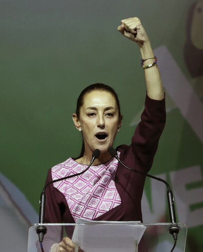 El Presidente <a href="/NicolasMaduro/">Nicolás Maduro</a> ha sostenido una fraternal y amistosa conversación telefónica con la Presidenta Electa de México <a href="/Claudiashein/">Claudia Sheinbaum Pardo</a>, donde la  felicitó por el arrollador triunfo sobre las mentiras y manipulaciones de la derecha este domingo 2 de diciembre.

Ambos