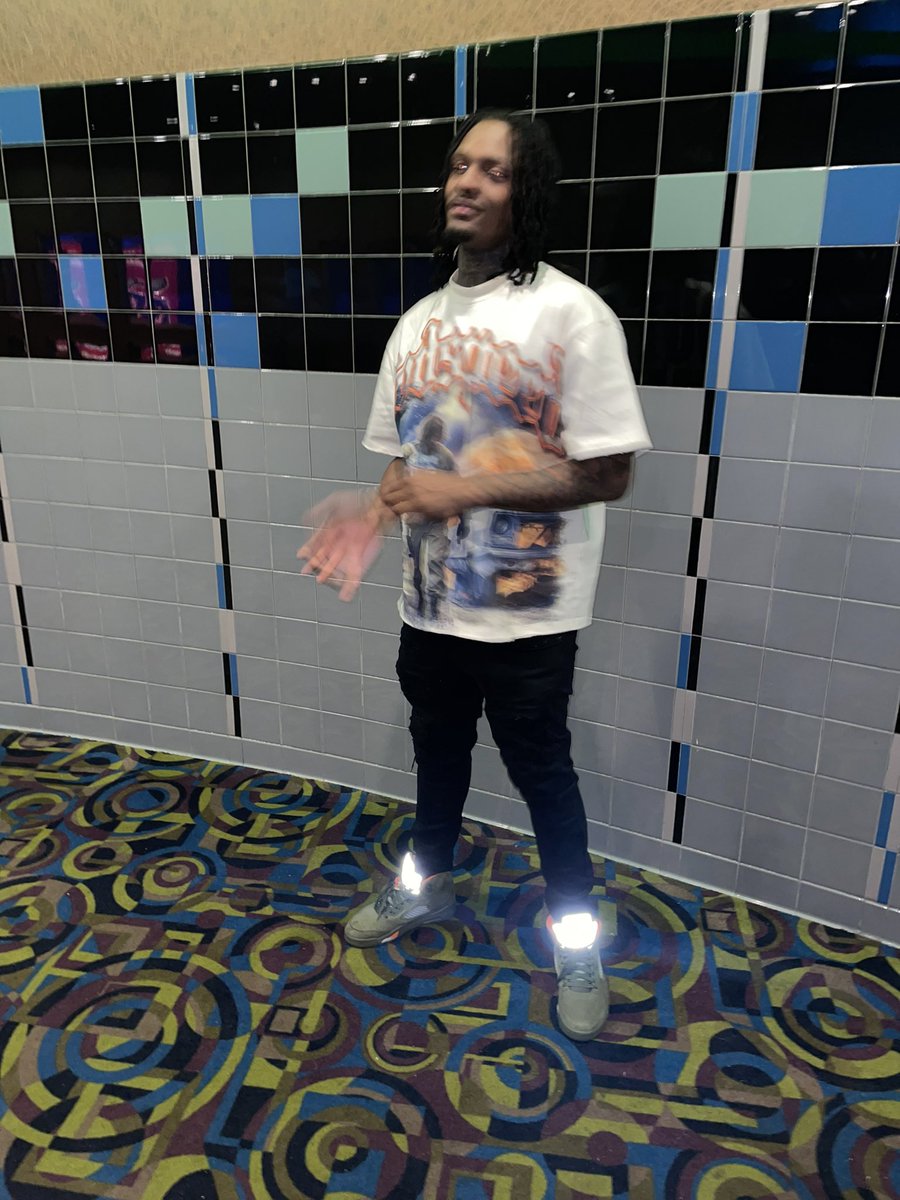 BevinBlood_'s tweet photo. Ion never worry what I spend I got some big pockets 🪂🧱 https://t.co/Z8p0szGA60