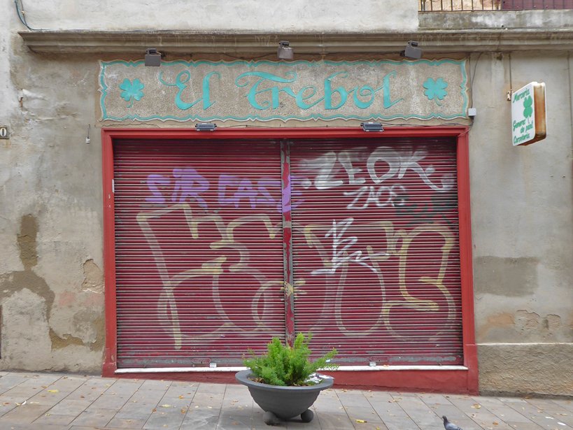 Mercería El Trebol  #Barcelona #retrosign #retrosignage #enseigne #rotulo #bcn #barna #Clasico #citymakers #architecture #city #vintage #Barcelone #comomolabarcelona #photography #photooftheday #photo #photoshoot #StreetArt #StreetStyle