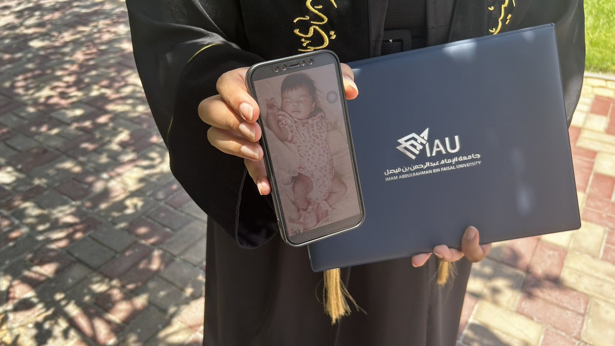 (وَآخِرُ دَعْوَاهُمْ أَنِ الْحَمْدُ لِلَّهِ رَبِّ الْعَالَمِينَ) 

حمدًا لله الذي ماتمّ جُهد ولا ختم سعي إلا بفضله، الحمدلله على البلوغ ثمّ الحمدلله على التمام 🤍🎓

بغمضة عين ما بين الطفولة إلى التخرج أتم رحلة البكالوريوس اليوم…