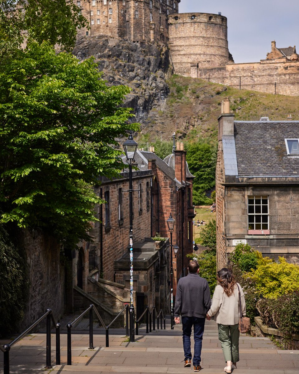 edinburgh's tweet photo. Experience Edinburgh's beauty on foot – the best way to see the city!🚶♀️
📍The Vennel
#ForeverEdinburgh #EdinPhoto #BeautifulEdinburgh https://t.co/TnRARh8OP8
