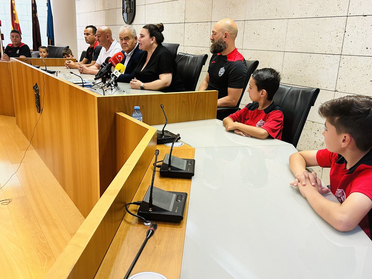 Los equipos de categorías benjamín y prebenjamín del <a href="/ClubFBTotana/">CLUB FB TOTANA</a> son reconocidos en el salón de plenos del <a href="/AyuntTOTANA/">TOTANA AYUNTAMIENTO</a> por las autoridades municipales #Totana

Ambos han quedado campeones en sus respectivos campeonatos, consiguiendo el ascenso a 1ª Autonómica. 😍⚽️🥅⛳️🏆🔜🫶🏻