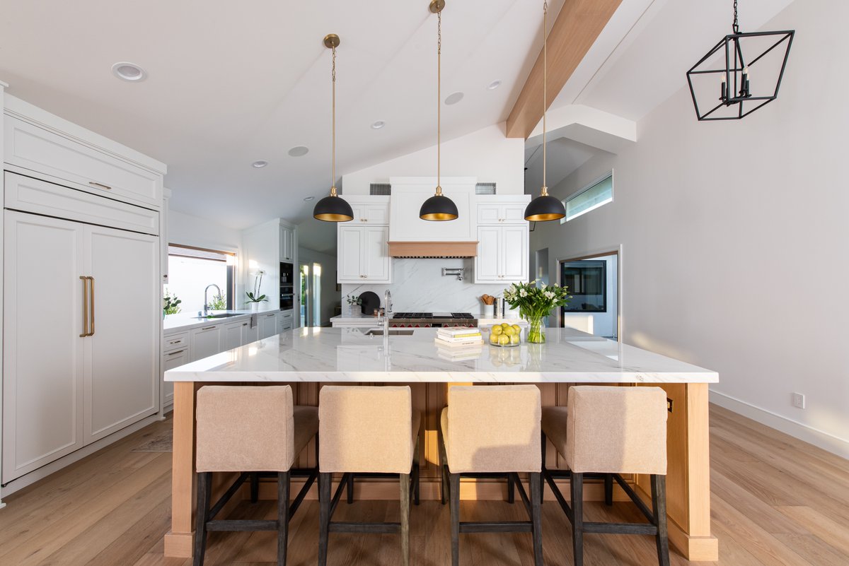Vaulted ceilings and pendant lights—a match made in design heaven.

📷: @leighannrowe