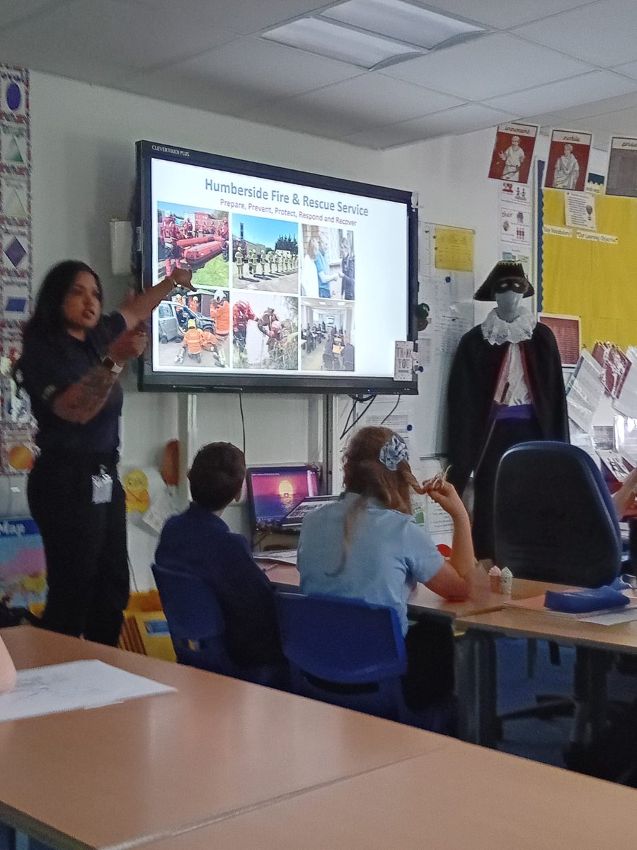 Class 3 had a visit from the ‘Humberside Fire and Rescue Service’ today to discuss hazards and risks in familiar settings, how to reduce risks of fires at home and outside and when or when not to call the emergency services. Great listening and good answers Class 3 👍🏻👨‍🚒🚒