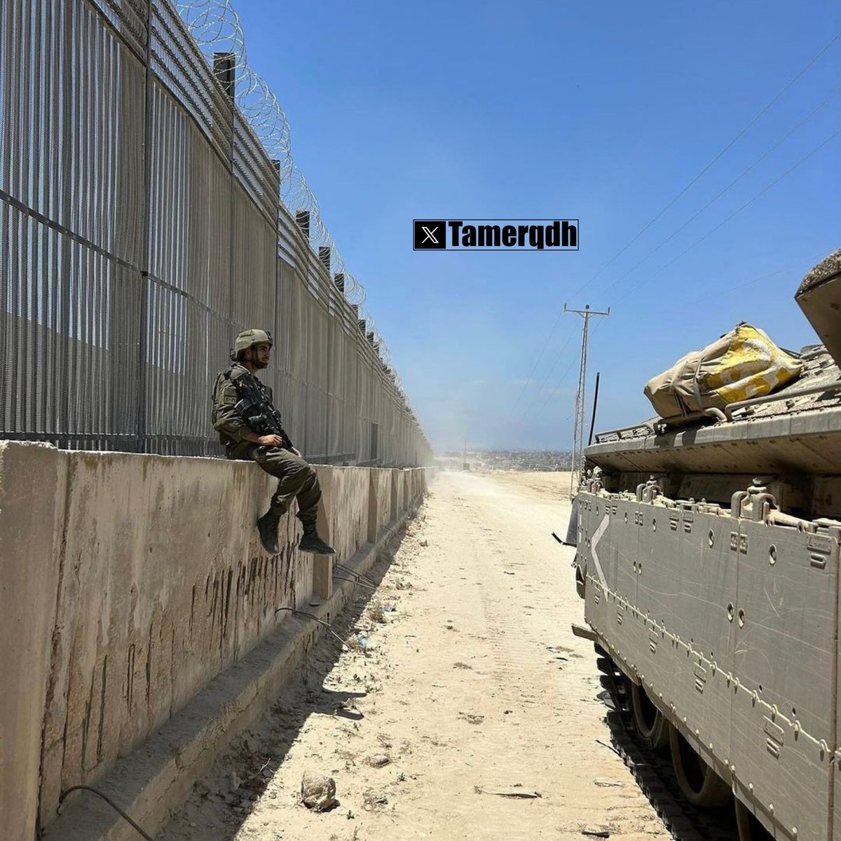 tamerqdh's tweet photo. حسب اتفاقية السلام الموقعة بين مصر واسرائيل يبقى محور فيلادلفيا منزوع السلاح وتحتفظ مصر باسلحة خفيفة  .
ولكن كما نشاهد في الصورة ، جندي اسرائيلي مسلح جالس على السياج الفاصل للحدود المصرية الفلسطينية في رفح وامامه آلية عسكرية اسرائيلية مدججة بالسلاح ويلتقط صورة تذكرية  . 

من ذات المكان كنا نشاهد اطفال غزة والنازحين يتحدثون مع الضباط والجنود المصريين في السابق  .