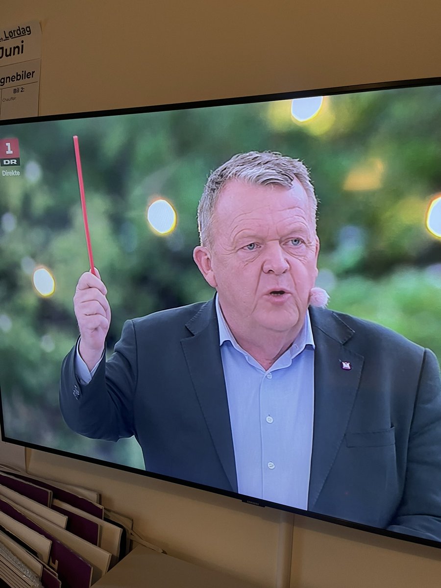 moderaterne_dk's tweet photo. “Der er partier, der turnerer rundt og gør denne valgkamp til et spørgsmål om sugerør og alt muligt pjat og pjank, når Europa står overfor nogle voldsomme udfordringer. Lad os dog tale voksent om det.” 

#StemM https://t.co/3zUoTwStxW