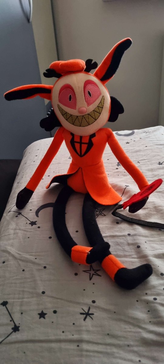SharieFFXIV's tweet photo. So I've been having a rough time recently and my boyfriend decided to get me a cursed Alastor plushie to cheer me up 😂It's too perfect as I'm sure @AmirTalai would agree #hazbinhotel #hazbinhotelalastor #alastor https://t.co/0RRi35M6l1