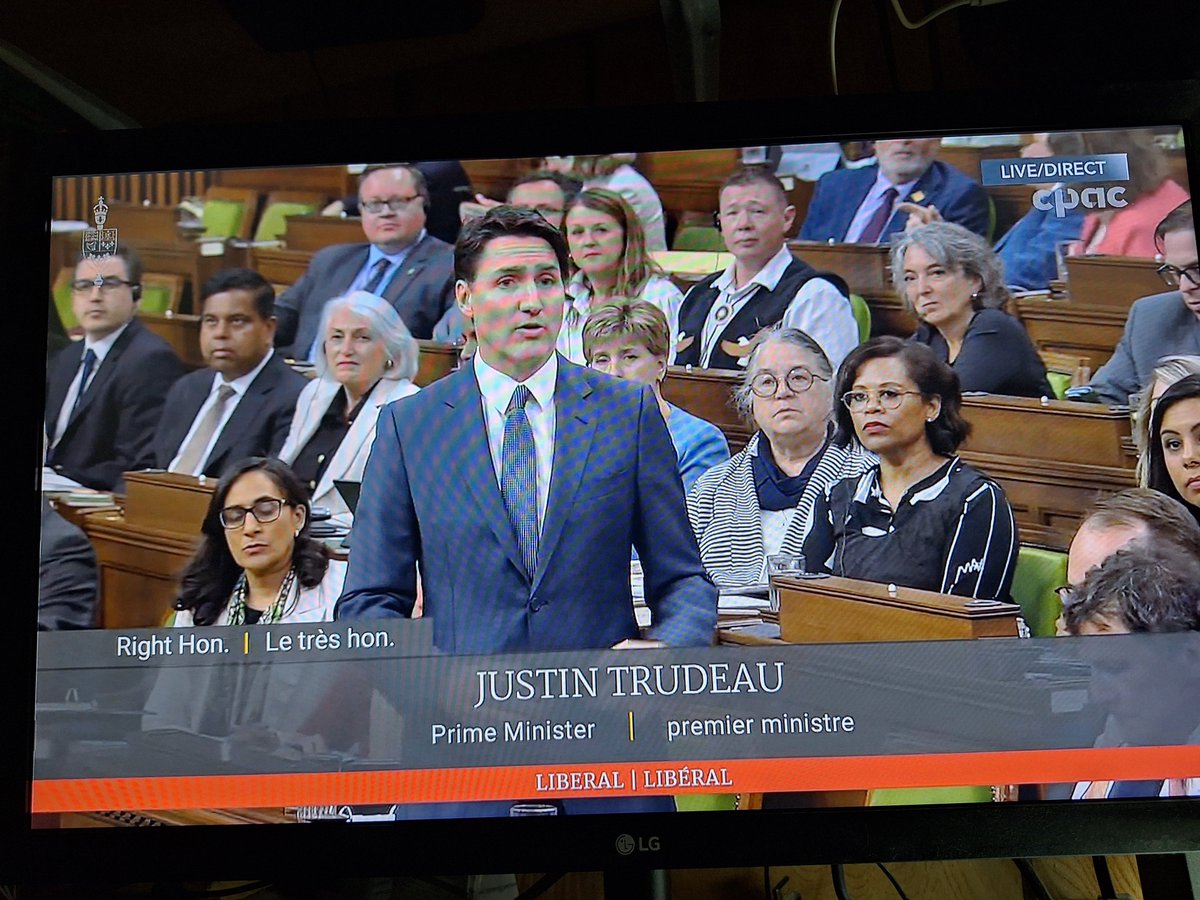 MrStache9's tweet image. What a homely cheering squad the #PartTimePM has in QP.