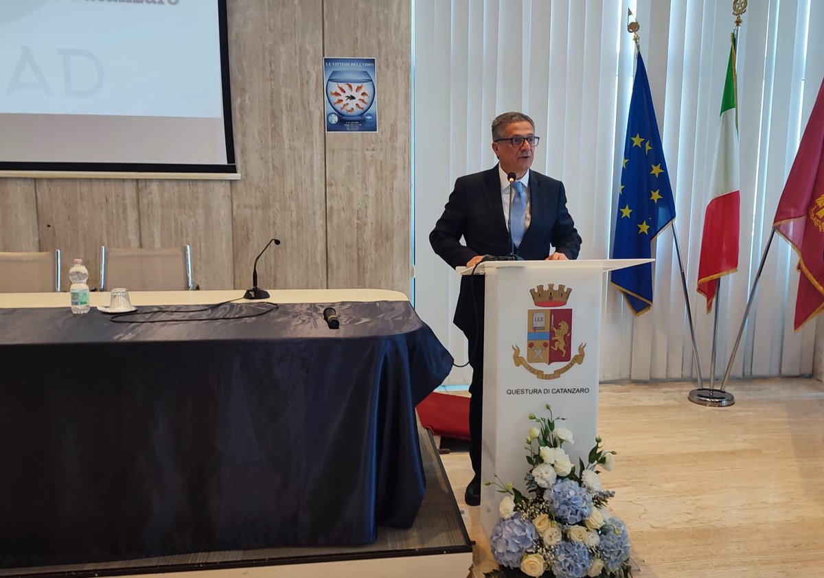 questuracz's tweet photo. Catanzaro: “Le vittime dell’odio”, convegno promosso dall’Osservatorio per la Sicurezza contro gli Atti Discriminatori (OSCAD), con la presenza Vice Direttore Generale della Pubblica Sicurezza con funzioni vicarie Prefetto Vittorio Rizzi.
https://t.co/WNPOhHyi6G
#essercisempre https://t.co/OqhEchdmCf