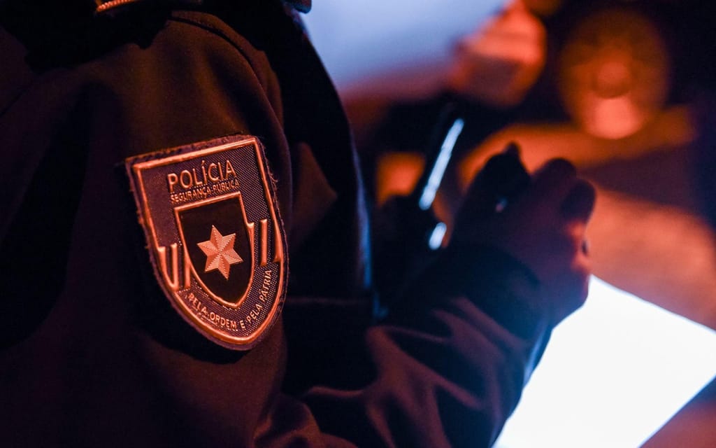 🚨 | Os cidadãos indianos que foram agredidos no Porto terão assediado uma jovem menor de idade e foram interceptados pelos familiares da mesma, que terão feito justiça com as próprias mãos.

Quando o Estado falha com os seus cidadãos, o único meio é a força da justiça popular.