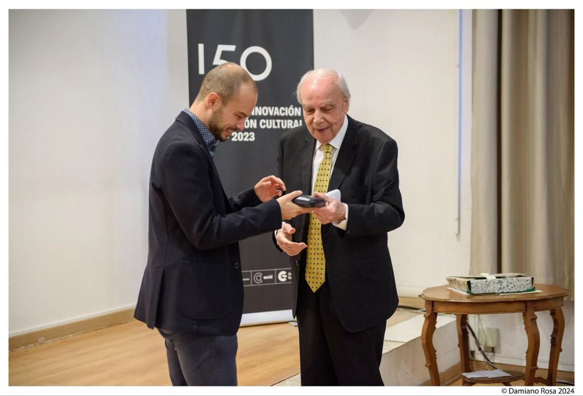 Last Friday I had the honour to be part of the jury for the finals of the 50th edition of the "Fernando Sor" competition held at the Real Academia de España en Roma. For the occasion, I was given a wonderful medal offered by Regione Lazio🏅

📷 <a href="/DamianoRosa/">Damiano Rosa</a>