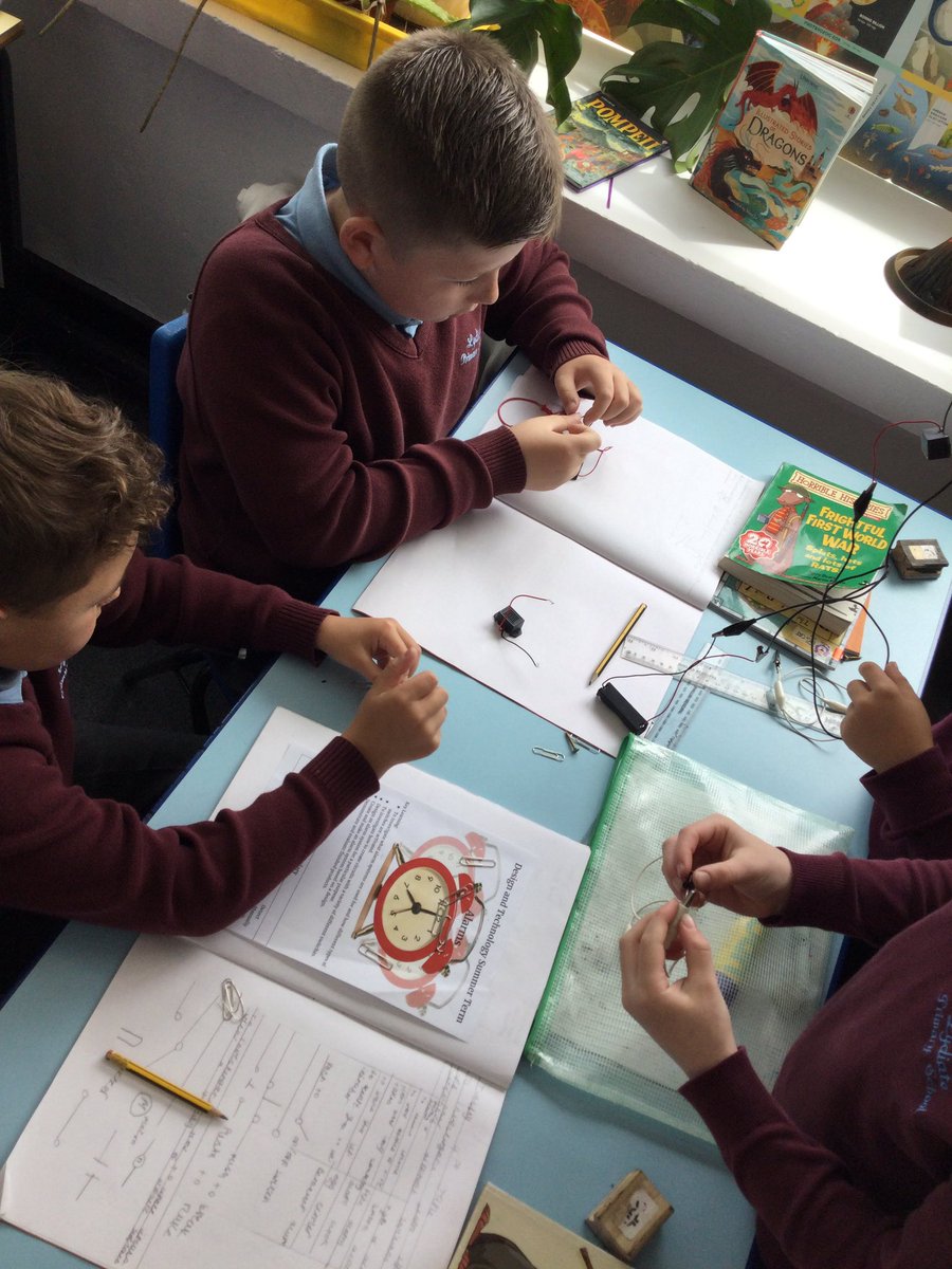 LydiatePrimary1's tweet photo. It’s DT week and Elm class have got off to a brilliant start by investing circuits,switches and alarms #ExcellentElm #DTWeek https://t.co/RipFNDeEJl