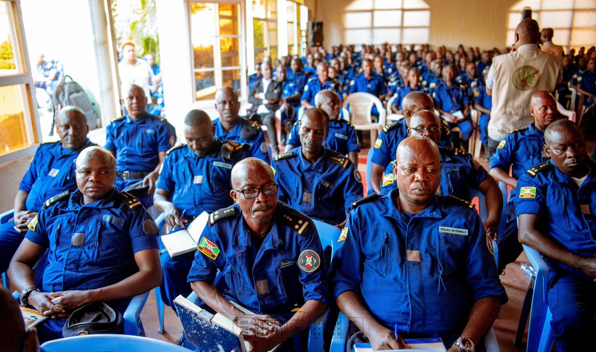 Le Chef de l'Etat #Burundi-ais, S.E <a href="/GeneralNeva/">SE Evariste Ndayishimiye</a>, a poursuivi sa tournée dans les différentes régions de police et a rencontré, ce 4 juin à #Ruyigi, le Corps de Sécurité dans la région du centre du Pays, constituée des Provinces <a href="/Gitega/">Province Gitega</a>, #Ruyigi, #Mwaro et #Muramvya