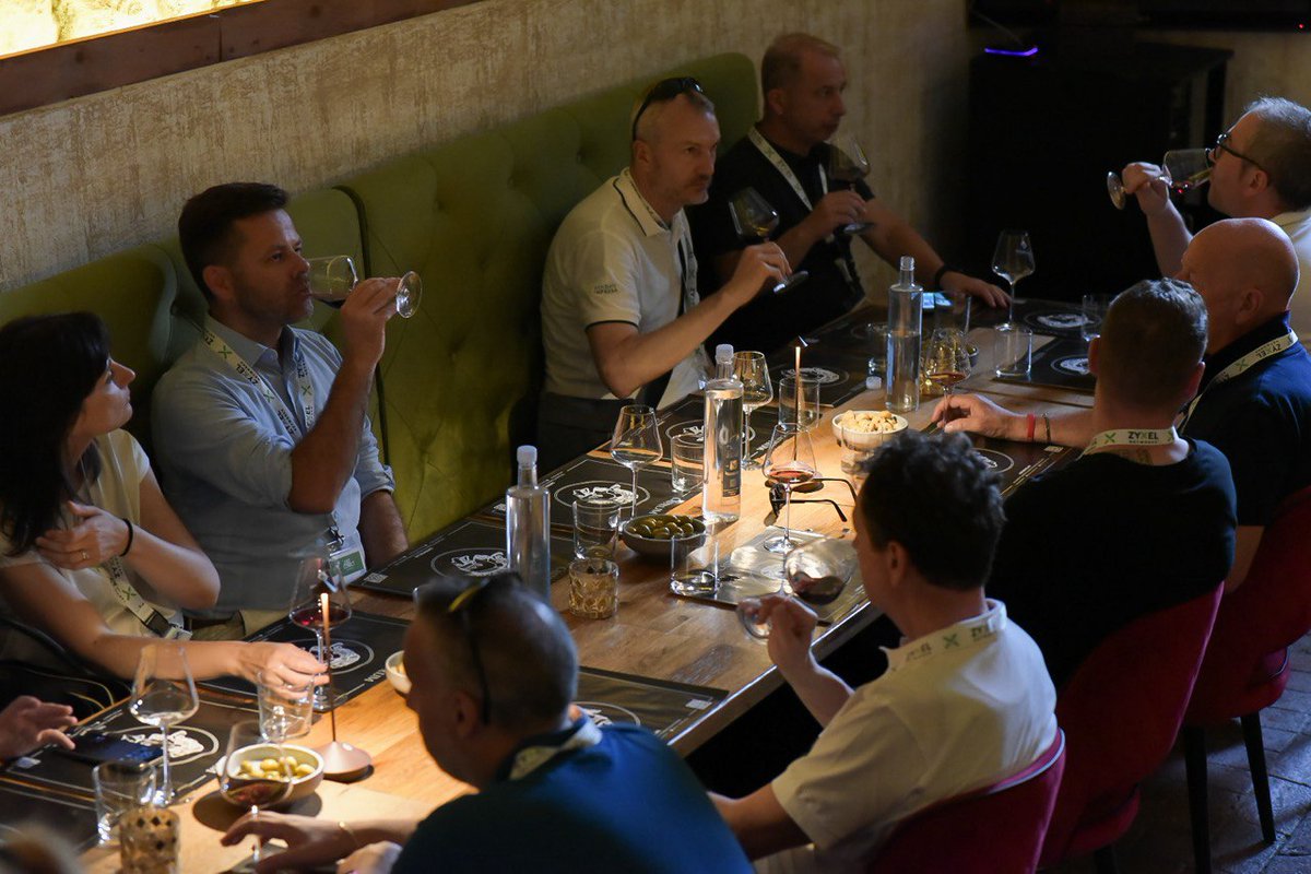 ZyXELItalia's tweet image. 🍷 Il pomeriggio #ZyxelJustConnectLive è all’insegna delle degustazioni e delle visite alle cantine del Castrum Wine Relais Valpolicella, ma è anche dedicato all’esplorazione di #NebulaCloud con il Tech Lab Live guidato da Mario Nisi ☁️
Grazie ai partecipanti! #ZyxelNetworks