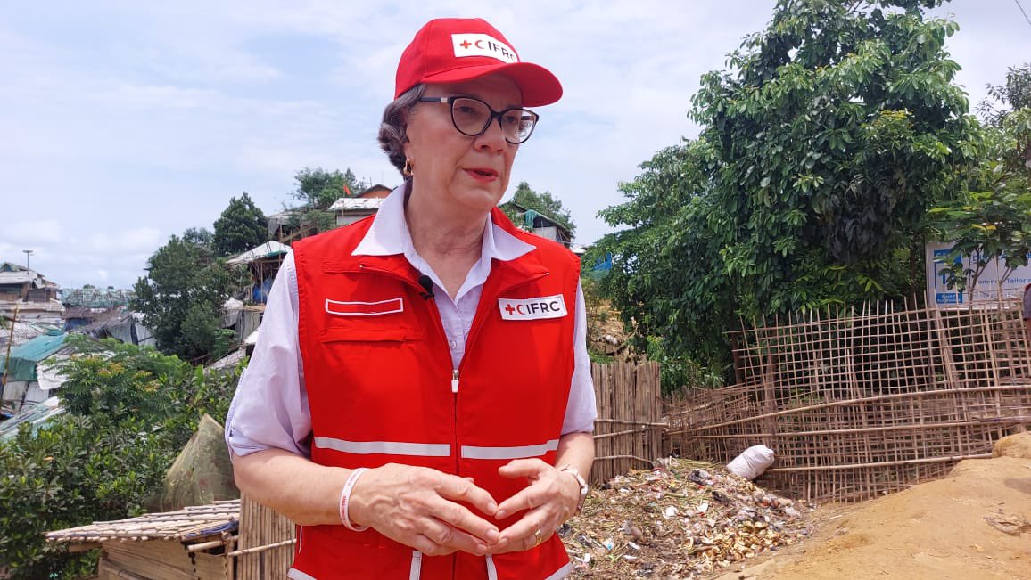 KateForbes_IFRC's tweet photo. I’m at Cox’s Bazar in Bangladesh where nearly one million displaced people are living. It’s been over seven years and the needs remain. This must not become a forgotten crises. The international community must rally to support. Thanks to @BDRCS1 and @ifrc https://t.co/MFQssF18Iz