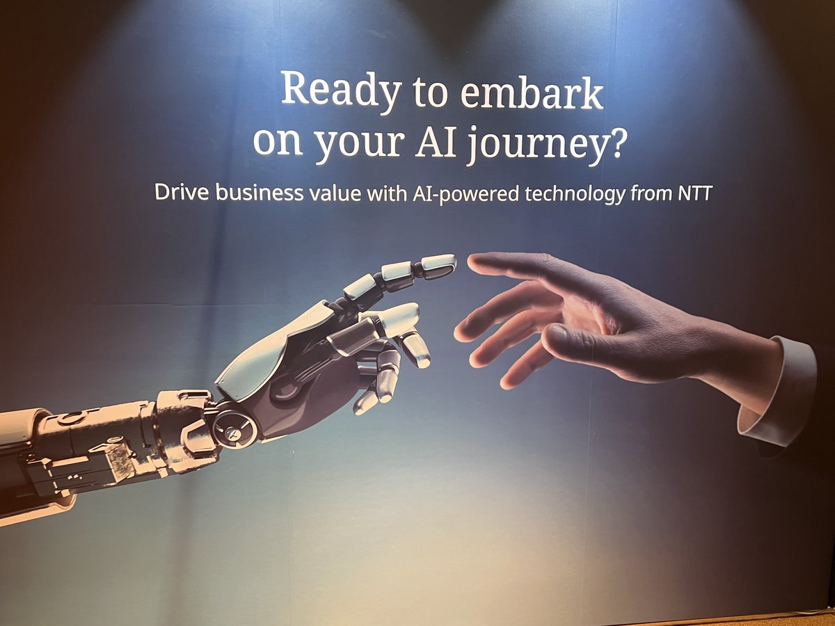 Ready for  #SuperAI and #SingaporeAIweek dernière sinstallations et tests pour le show AI. Rendez vous demain pour le sommet de l'IA en Asie. Another vision of AI ;)