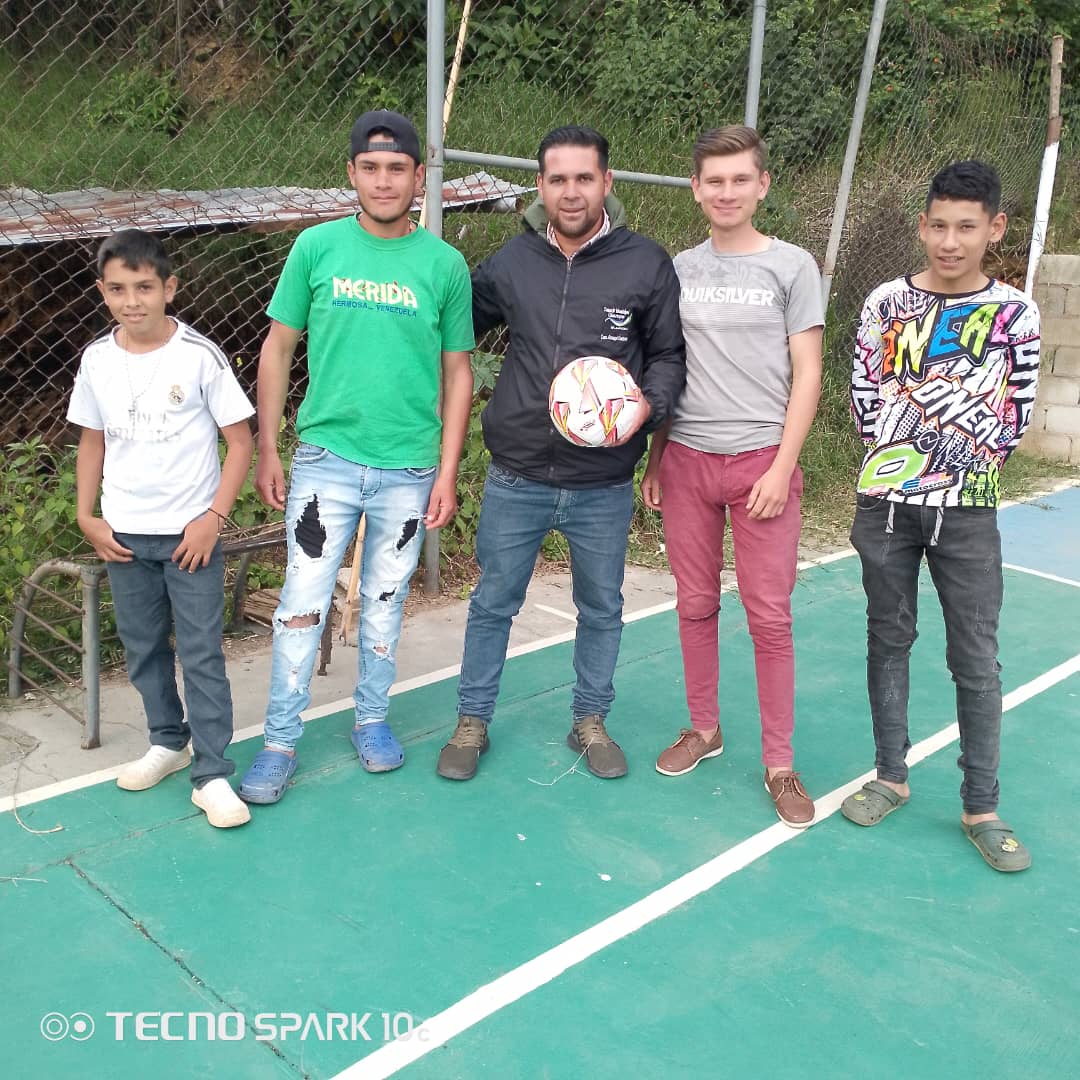untguaraque1's tweet photo. ⚽| Entrega de material deportivo 

Desde la parroquia Río Negro el concejal #OrangelContreas entregó material deportivo a los jóvenes de la comunidad.

#AquiEstamos 
#UntContigo https://t.co/J8QmXQFAfN