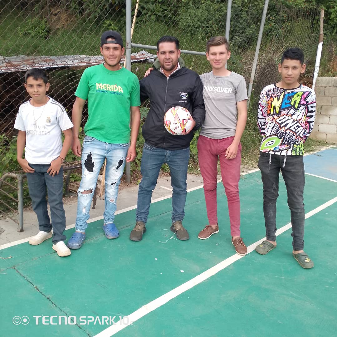 untguaraque1's tweet photo. ⚽| Entrega de material deportivo 

Desde la parroquia Río Negro el concejal #OrangelContreas entregó material deportivo a los jóvenes de la comunidad.

#AquiEstamos 
#UntContigo https://t.co/J8QmXQFAfN