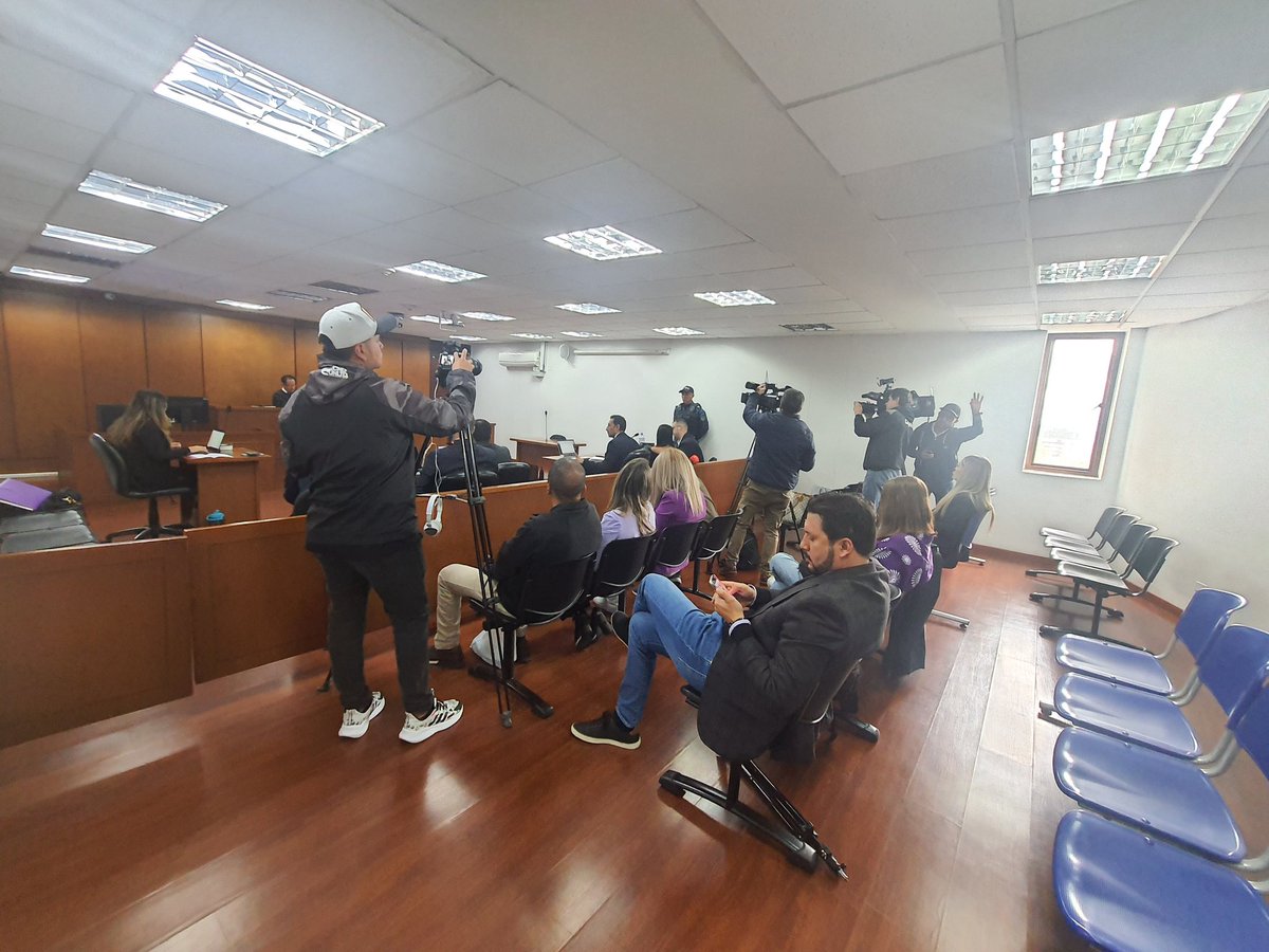 prensapaloq's tweet photo. Juzgado 10 penal circuito: #AEstaHora audiencia de #JuicioOral #AlegatosFinales en contra de John Nelson Poulos. Proceso por la muerte de Valentina Trespalacios, en Bogotá. Audiencia presencial-virtual en vivo. 👇
https://t.co/Ua52kPpvWz https://t.co/wi3kTZeYOz