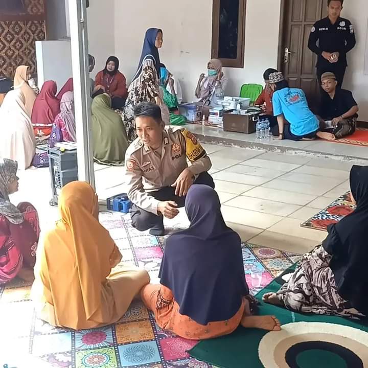 PolsekCadasari's tweet photo. Dalam rangka menyambut Hari Ulang Tahun (HUT) Polri ke-78, Bhabinmas Kelurahan Kadu Merak, Bripka Asep Asvina, mendampingi kegiatan Bhakti Sosial (Bansos) Dokes Polres Pandeglang. https://t.co/OxrUqDyTnb