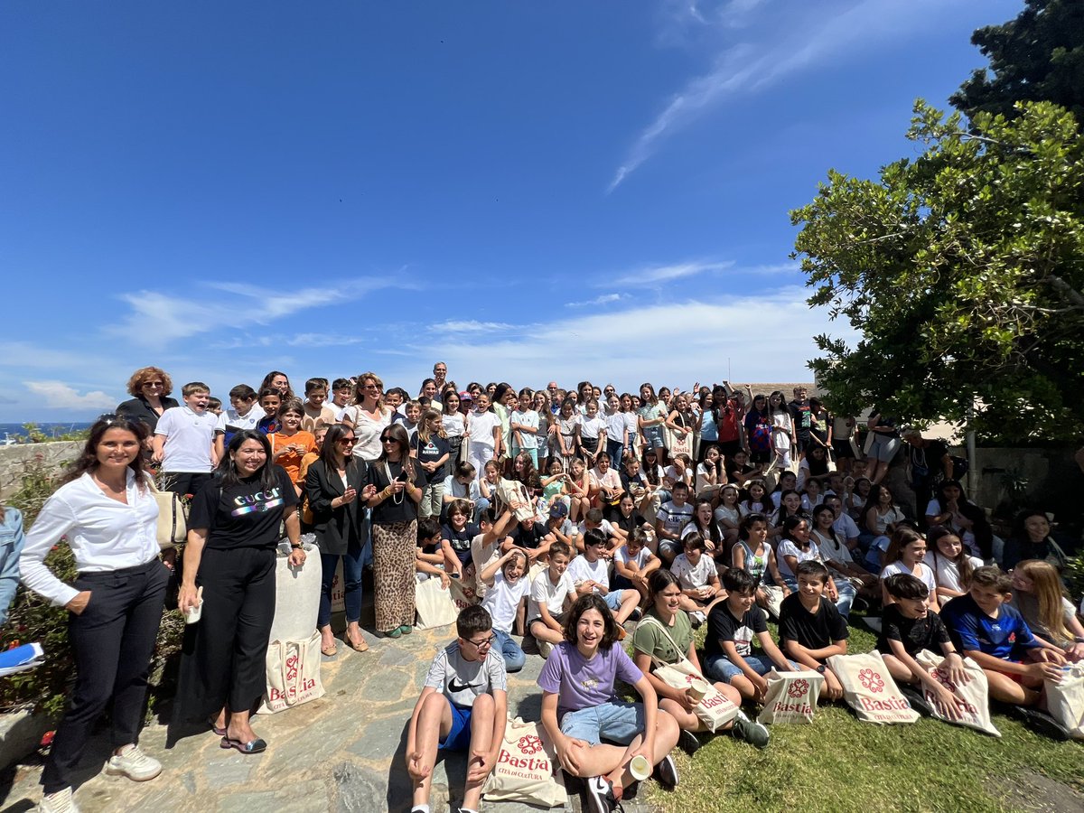 Cita_Bastia's tweet photo. #Scole | La Ville a récompensé ses élèves de CM2 qui passent une grande étape de leur scolarité, l'arrivée au collège ! 

Ils ont été reçus par Monsieur Le Maire et son adjointe déléguée aux politiques éducatives dans les jardins suspendus du Musée de Bastia

Evviva a giuventù ! https://t.co/aXWKulmjuw