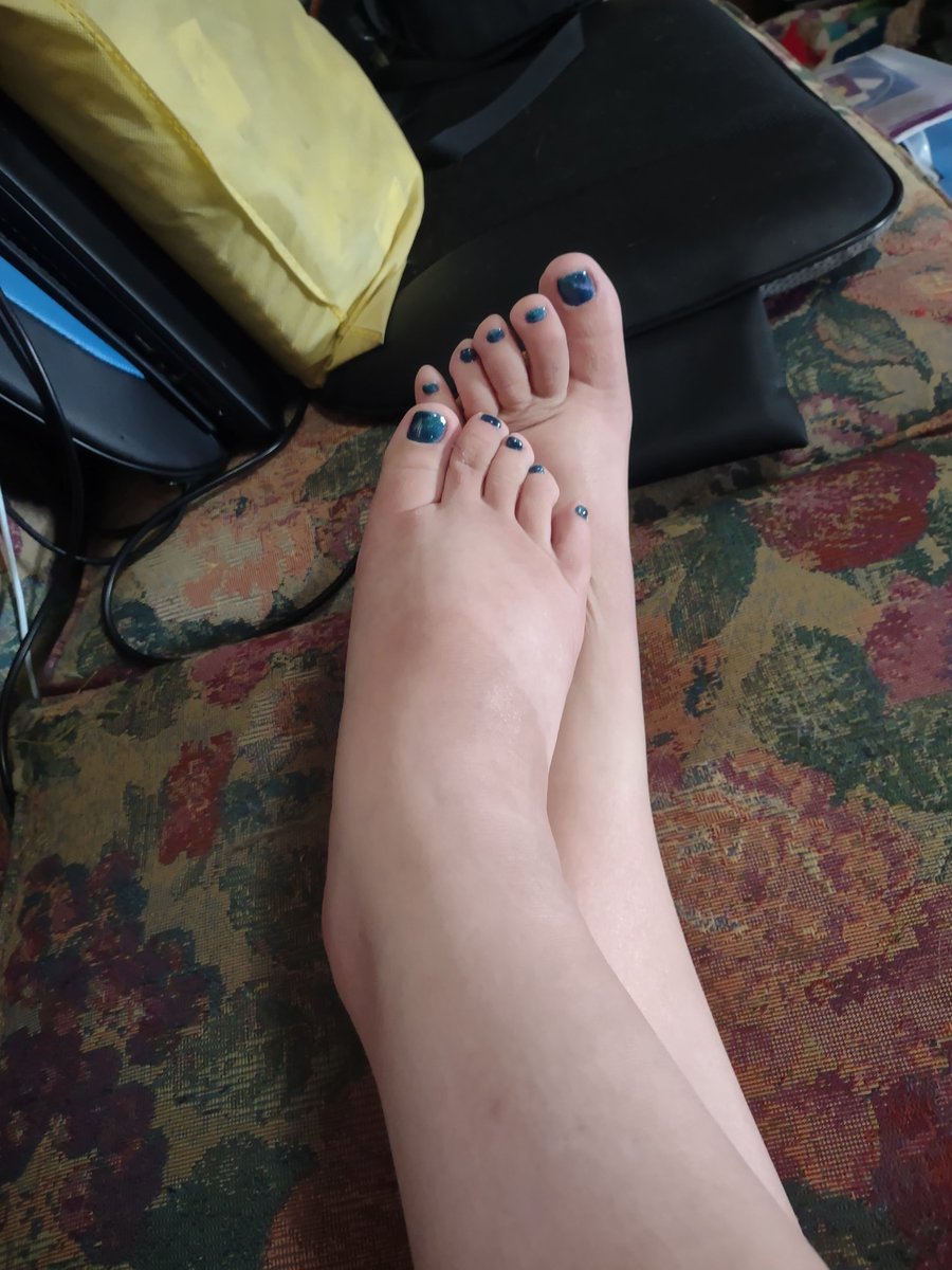 TGemlight's tweet photo. Despite having a broken sore toe I managed very carefully mind you, to give myself a peti and change polish. https://t.co/HnMk0k8u89