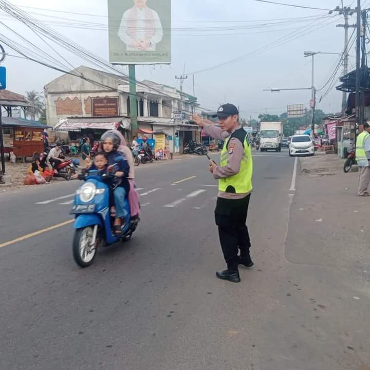 PolsekCadasari's tweet photo. Kepolisian Sektor  Cadasari, Polres Pandeglang, kembali menggelar kegiatan pengaturan lalu lintas sore di depan Pasar Cadasari,Kegiatan ini bertujuan untuk mengurai kemacetan dan memastikan kelancaran arus lalu lintas di kawasan tersebut, terutama pada jam sibuk menjelang malam. https://t.co/o9PaaKSzv7