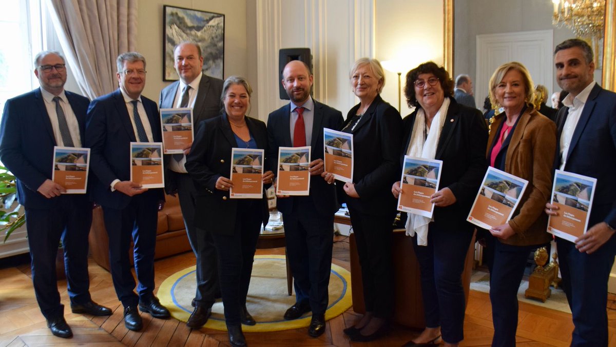 Loïc Hervé, Sénateur de la Haute-Savoie 🇪🇺🇫🇷 (@loichervepublic) on Twitter photo 🇫🇷 Notre collègue <a href="/C_MorinDesailly/">C.Morin-Desailly</a> est venue présenter la candidature des plages et sites du #Débarquement de Normandie 1944 au patrimoine mondial de l’<a href="/UNESCO/">UNESCO 🏛️ #Education #Sciences #Culture 🇺🇳</a>. Le Président <a href="/gerard_larcher/">Gérard Larcher</a> soutient cette initiative et les groupes d’amitié apporteront leur concours. #DDAy 🇫🇷 Notre collègue <a href="/C_MorinDesailly/">C.Morin-Desailly</a> est venue présenter la candidature des plages et sites du #Débarquement de Normandie 1944 au patrimoine mondial de l’<a href="/UNESCO/">UNESCO 🏛️ #Education #Sciences #Culture 🇺🇳</a>. Le Président <a href="/gerard_larcher/">Gérard Larcher</a> soutient cette initiative et les groupes d’amitié apporteront leur concours. #DDAy