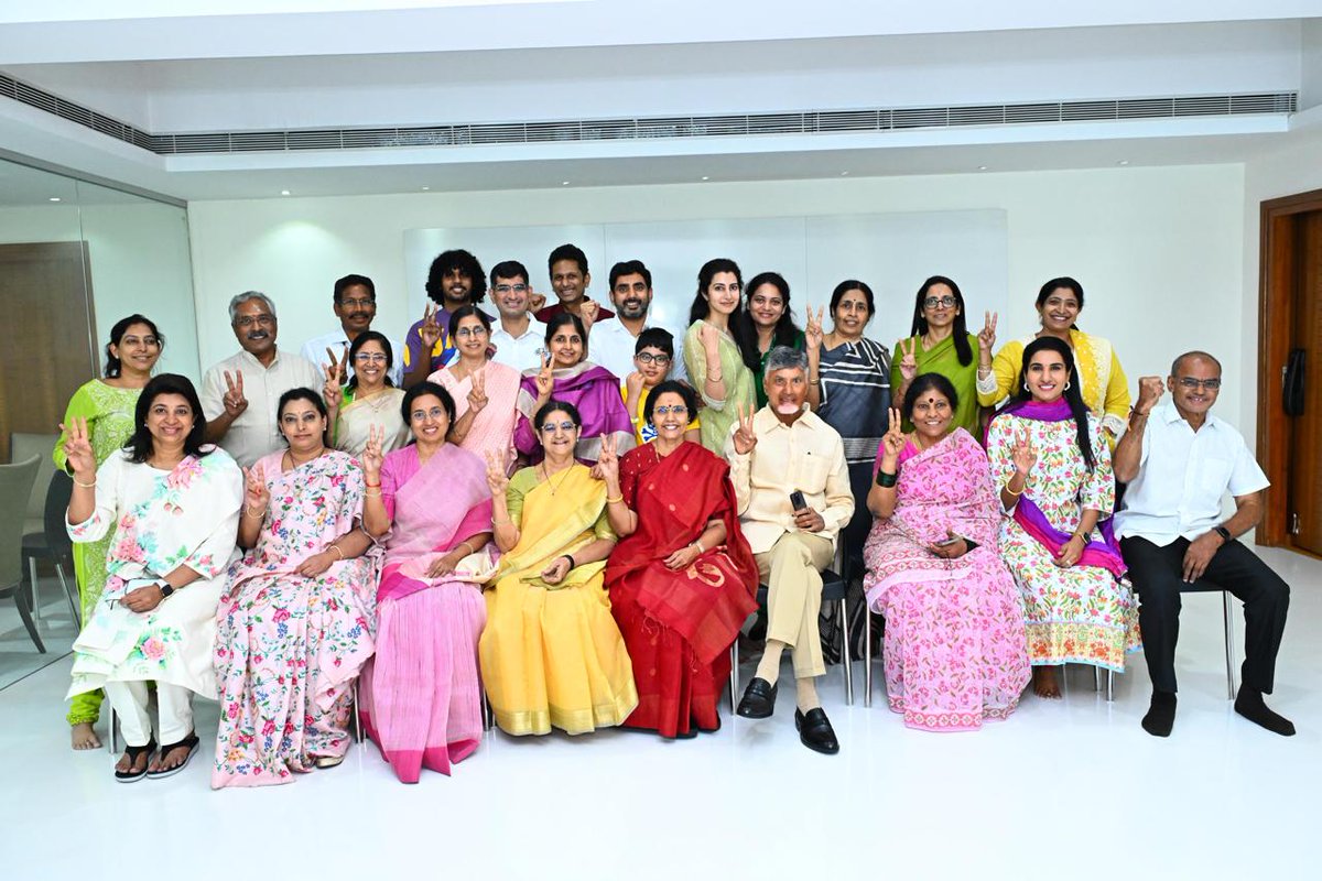 ManagingTrustee's tweet photo. నా సంకల్పం "నిజం గెలవాలి" అన్న నా ఆకాంక్ష ఫలించింది. అంతిమంగా నిజమే గెలిచింది. ఇంతటి చారిత్రాత్మక విజయం అందించిన ప్రజలకు, పార్��ీ కార్యకర్తలకు ధన్యవాదాలు. అద్భుత ప్రజాదరణతో ఘన విజయం సాధించిన కూటమి అభ్యర్థులందరికీ అభినందనలు.
#NijamGelichindhi https://t.co/D5sDvVcTwK