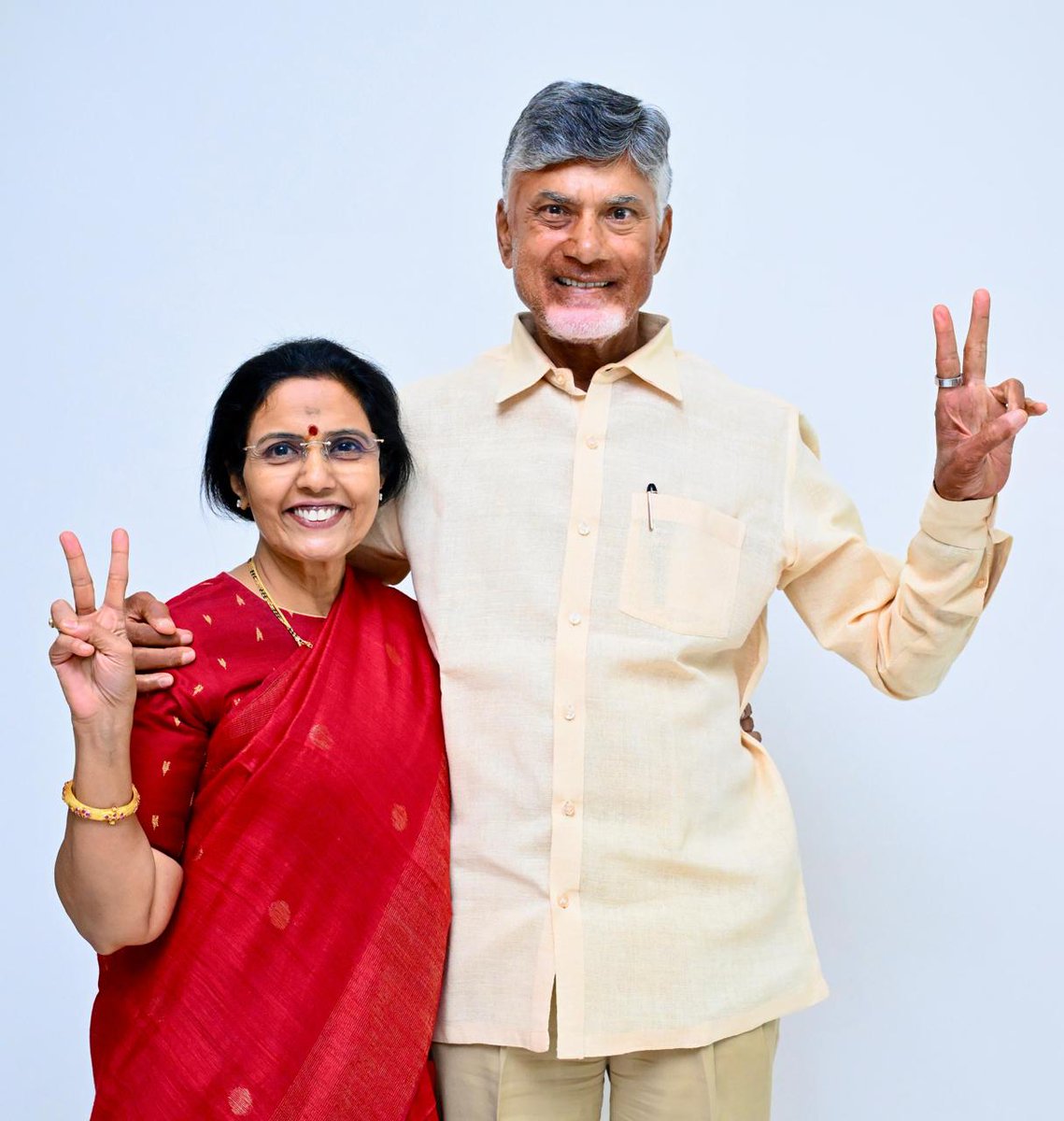 ManagingTrustee's tweet photo. నా సంకల్పం "నిజం గెలవాలి" అన్న నా ఆకాంక్ష ఫలించింది. అంతిమంగా నిజమే గెలిచింది. ఇంతటి చారిత్రాత్మక విజయం అందించిన ప్రజలకు, పార్��ీ కార్యకర్తలకు ధన్యవాదాలు. అద్భుత ప్రజాదరణతో ఘన విజయం సాధించిన కూటమి అభ్యర్థులందరికీ అభినందనలు.
#NijamGelichindhi https://t.co/D5sDvVcTwK