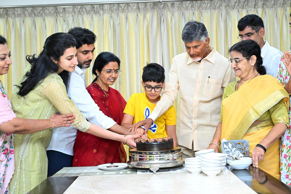 ManagingTrustee's tweet photo. నా సంకల్పం "నిజం గెలవాలి" అన్న నా ఆకాంక్ష ఫలించింది. అంతిమంగా నిజమే గెలిచింది. ఇంతటి చారిత్రాత్మక విజయం అందించిన ప్రజలకు, పార్��ీ కార్యకర్తలకు ధన్యవాదాలు. అద్భుత ప్రజాదరణతో ఘన విజయం సాధించిన కూటమి అభ్యర్థులందరికీ అభినందనలు.
#NijamGelichindhi https://t.co/D5sDvVcTwK