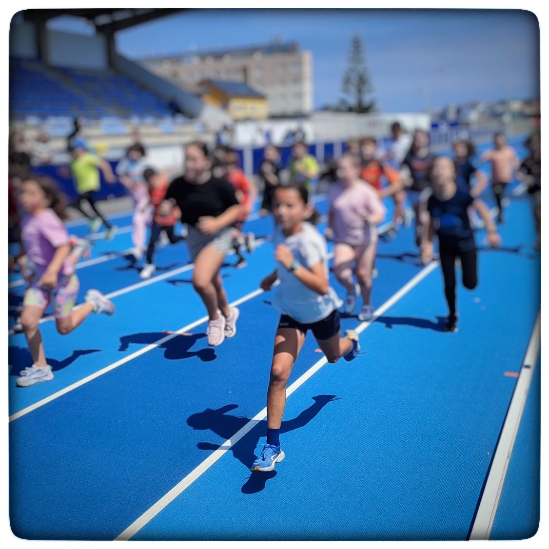 CEIP_de_CERVO's tweet photo. 🏃🏻‍♀️🏃CARREIRA SOLIDARIA🏃🏃🏻‍♀️
Este ano si que tocou facer a “Carreira Solidaria” do CEIP de Cervo 💪🏽
As nenas e nenos da escola visitaron as pistas de atletismo do @ConcellodeCervo para botar unha carreira e colaborar con @SavetheChildren 🥰
#carreirasolidaria #ocoledecervocorre https://t.co/1euD62F8Ln