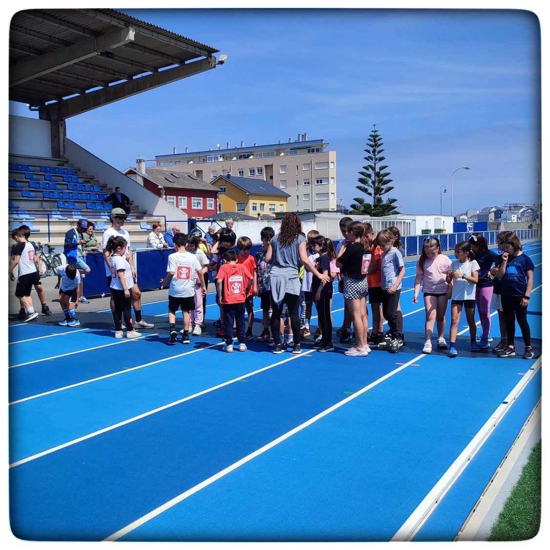 CEIP_de_CERVO's tweet photo. 🏃🏻‍♀️🏃CARREIRA SOLIDARIA🏃🏃🏻‍♀️
Este ano si que tocou facer a “Carreira Solidaria” do CEIP de Cervo 💪🏽
As nenas e nenos da escola visitaron as pistas de atletismo do @ConcellodeCervo para botar unha carreira e colaborar con @SavetheChildren 🥰
#carreirasolidaria #ocoledecervocorre https://t.co/1euD62F8Ln
